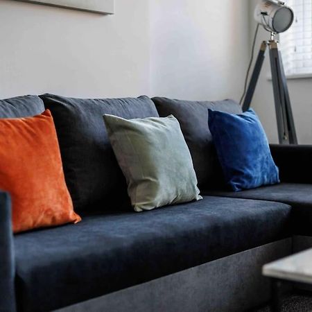 2 Bedroom House-Driveway - Bournemouth Hospital - Long Stay Discounts - Lima Apartments Ltd Bagian luar foto
