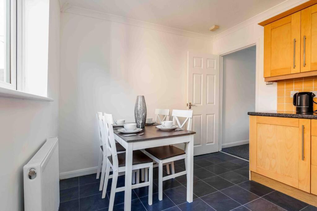 2 Bedroom House-Driveway - Bournemouth Hospital - Long Stay Discounts - Lima Apartments Ltd Bagian luar foto