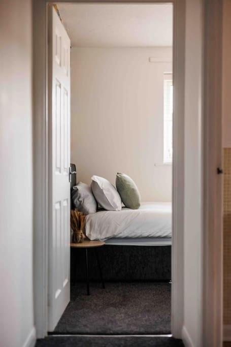 2 Bedroom House-Driveway - Bournemouth Hospital - Long Stay Discounts - Lima Apartments Ltd Bagian luar foto