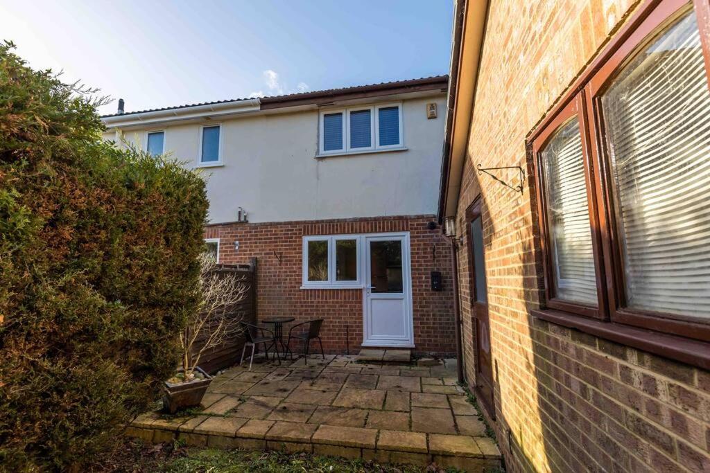 2 Bedroom House-Driveway - Bournemouth Hospital - Long Stay Discounts - Lima Apartments Ltd Bagian luar foto