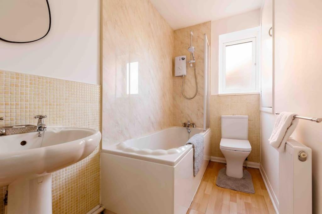 2 Bedroom House-Driveway - Bournemouth Hospital - Long Stay Discounts - Lima Apartments Ltd Bagian luar foto