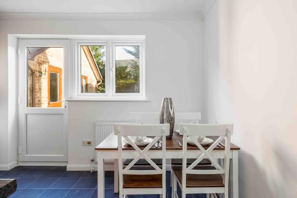 2 Bedroom House-Driveway - Bournemouth Hospital - Long Stay Discounts - Lima Apartments Ltd Bagian luar foto