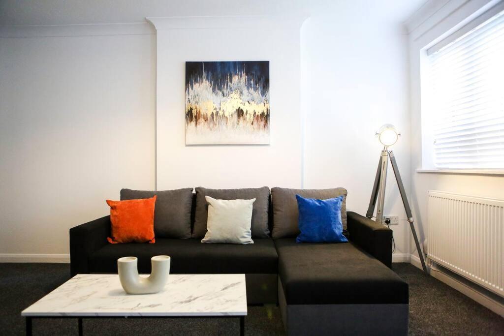 2 Bedroom House-Driveway - Bournemouth Hospital - Long Stay Discounts - Lima Apartments Ltd Bagian luar foto
