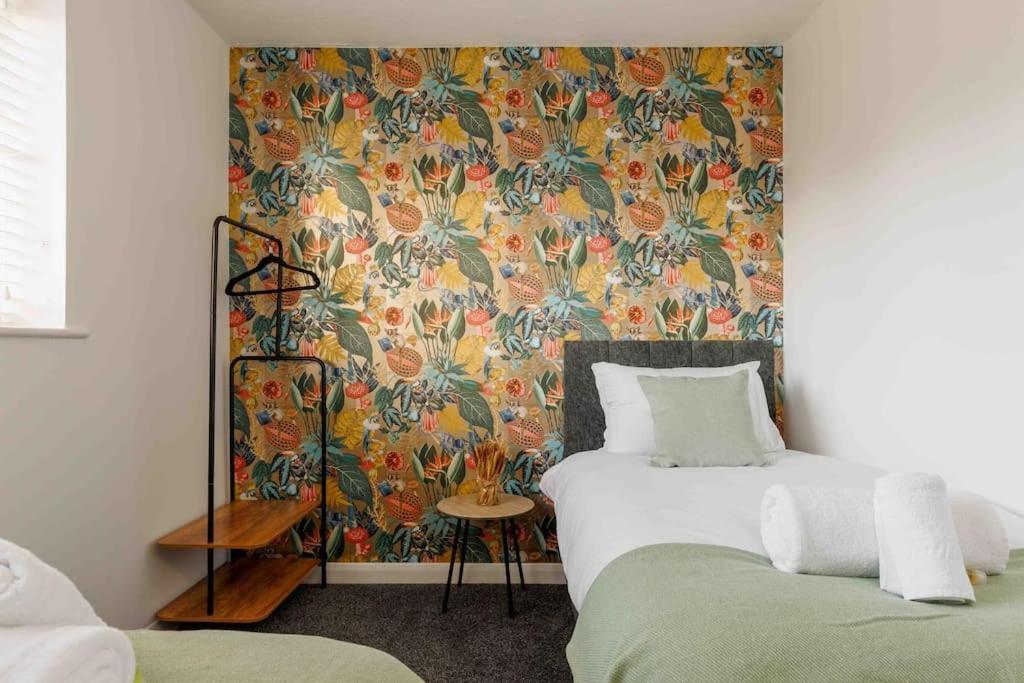 2 Bedroom House-Driveway - Bournemouth Hospital - Long Stay Discounts - Lima Apartments Ltd Bagian luar foto